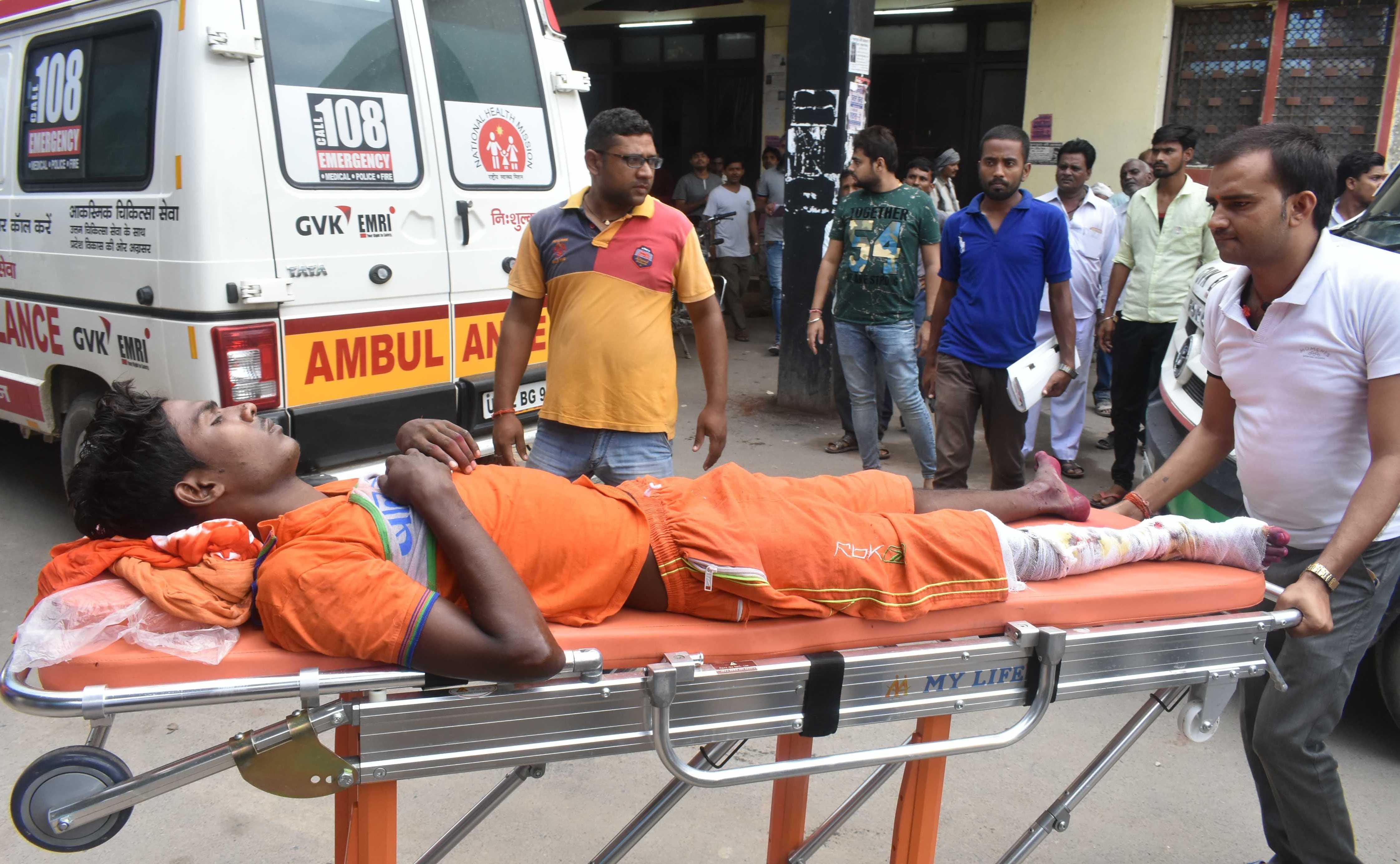 magic vehicle overturned in Phulpur Two kaanwariyas dead and several injured
