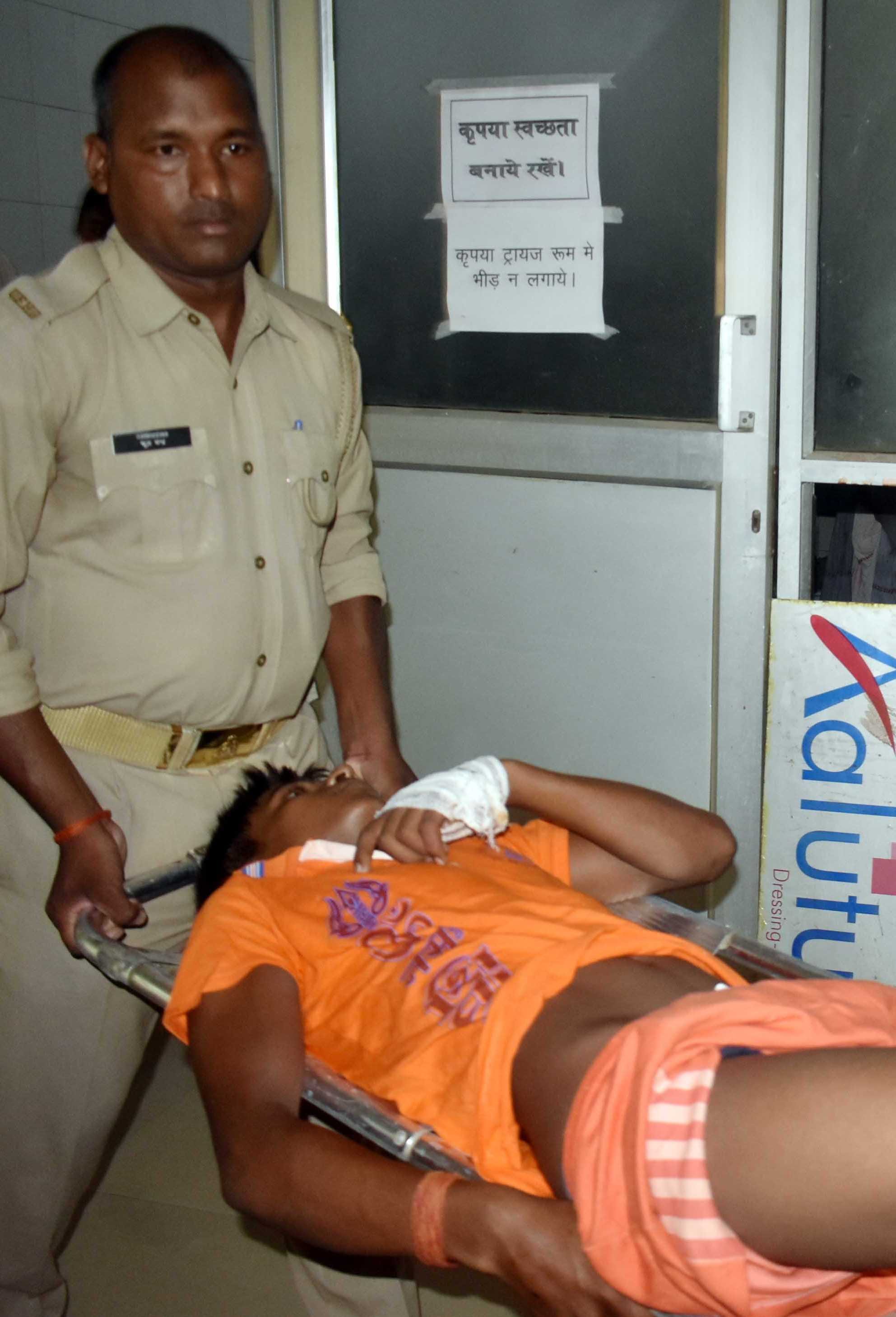 magic vehicle overturned in Phulpur Two kaanwariyas dead and several injured