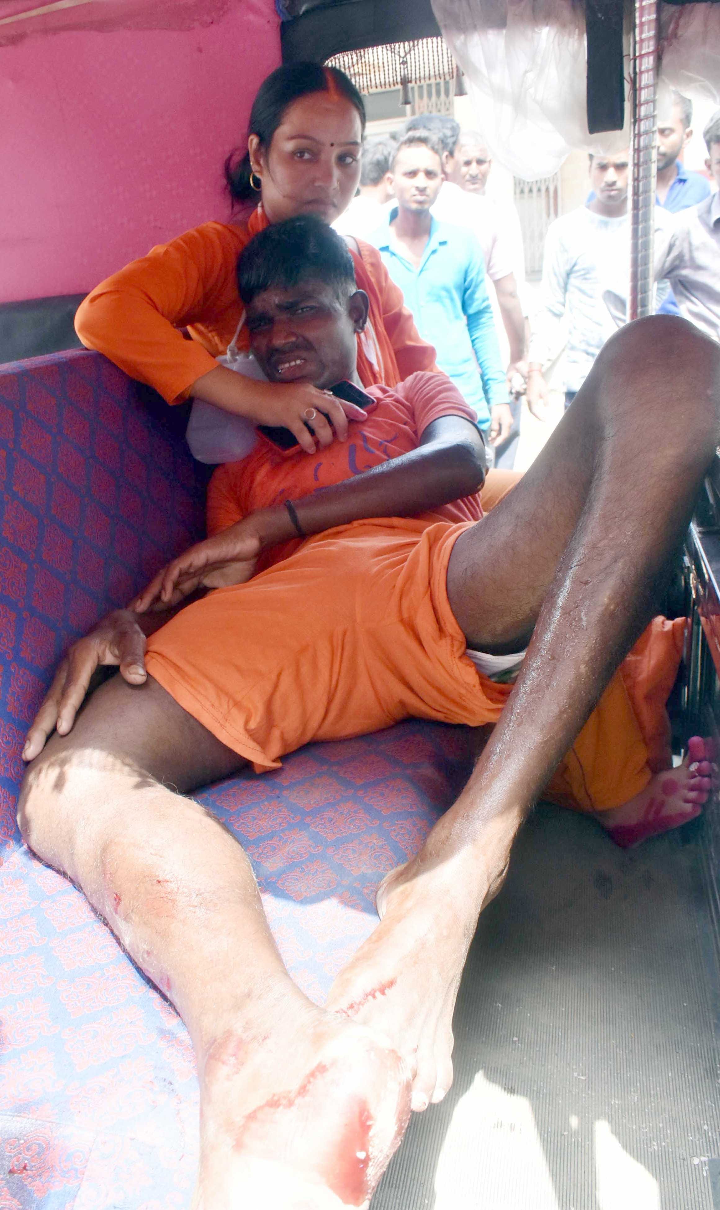 magic vehicle overturned in Phulpur Two kaanwariyas dead and several injured