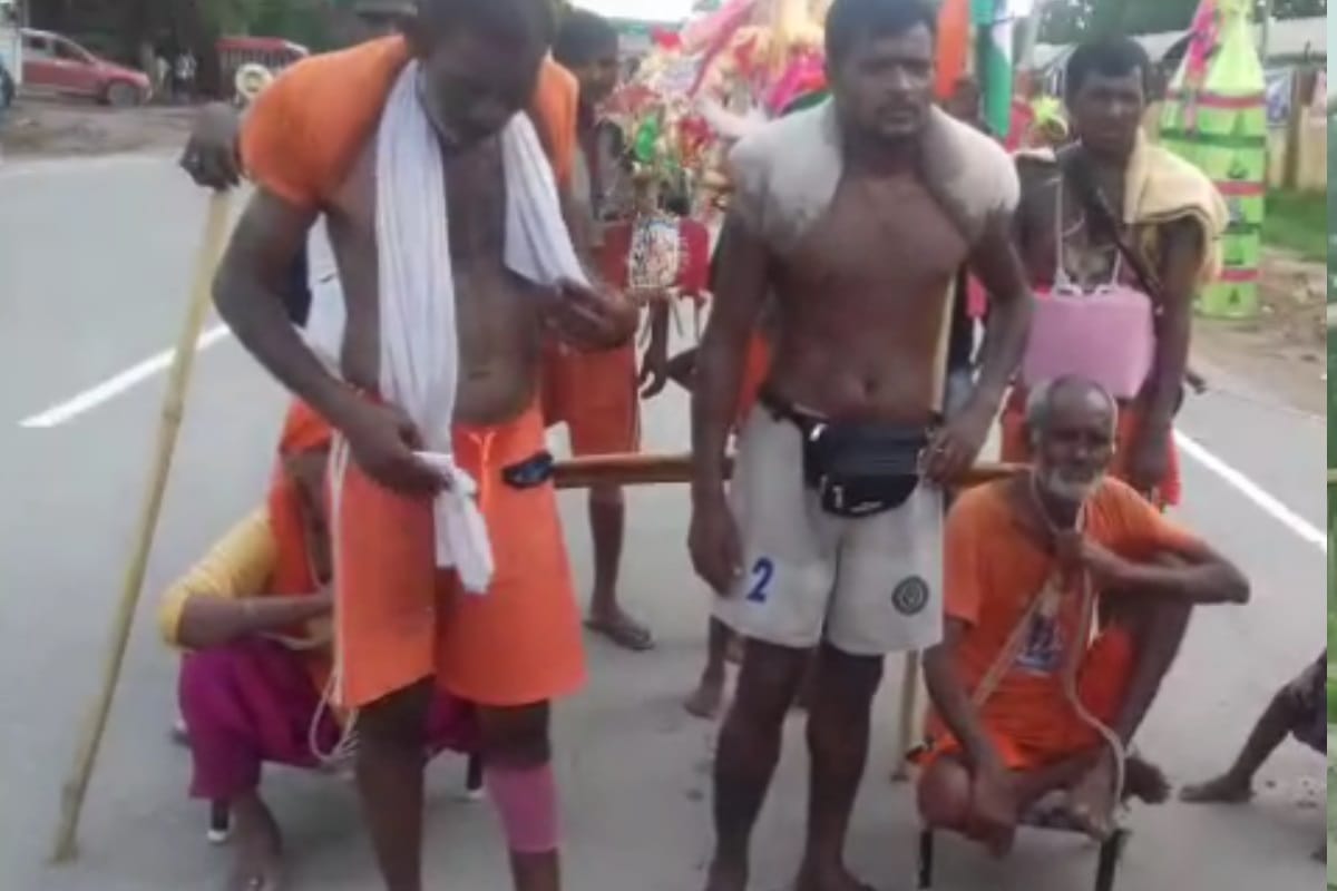 kawad yatra 2019: shrawan kumar of kalyug reached shamli with his parents sitting in kawad
