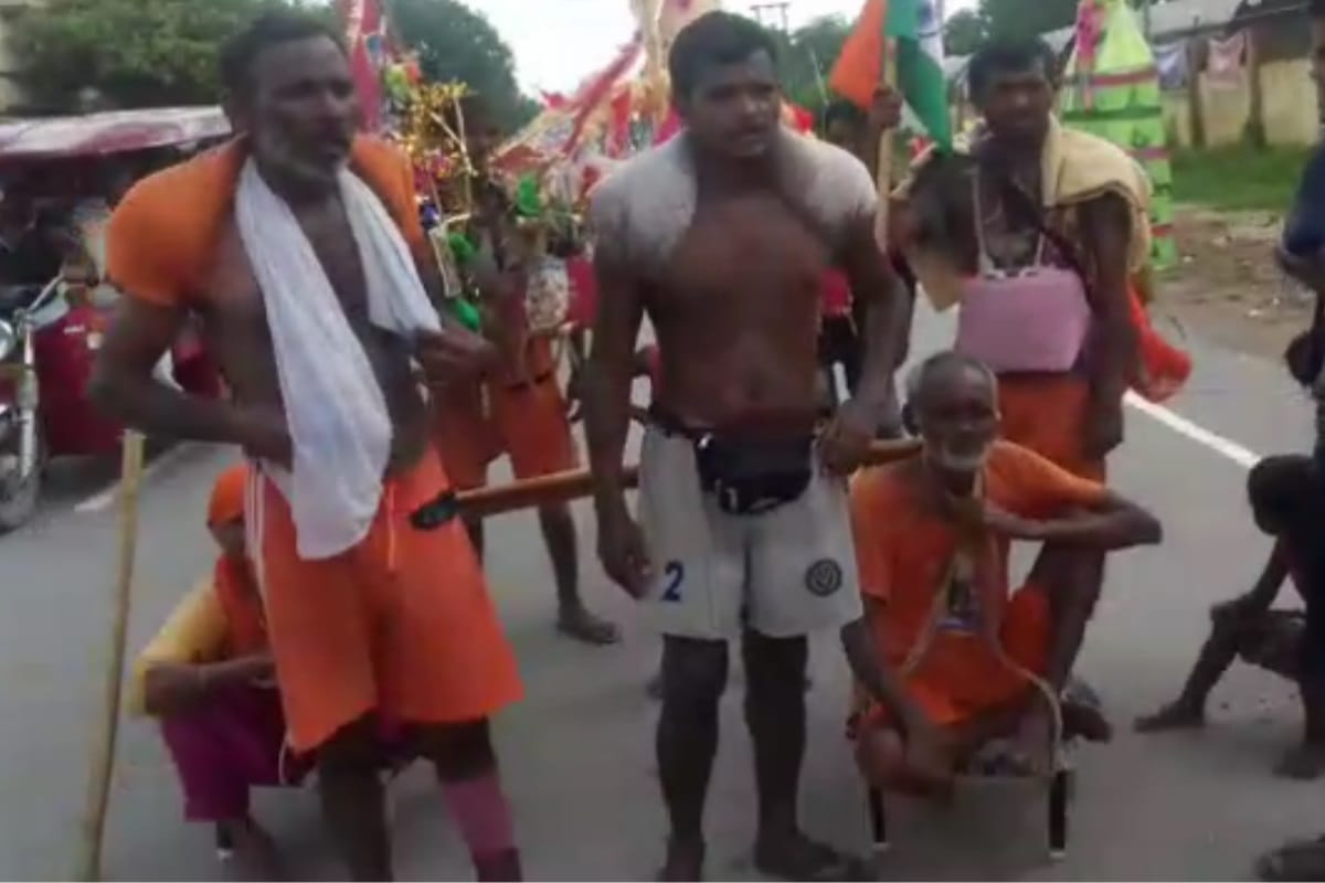 kawad yatra 2019: shrawan kumar of kalyug reached shamli with his parents sitting in kawad