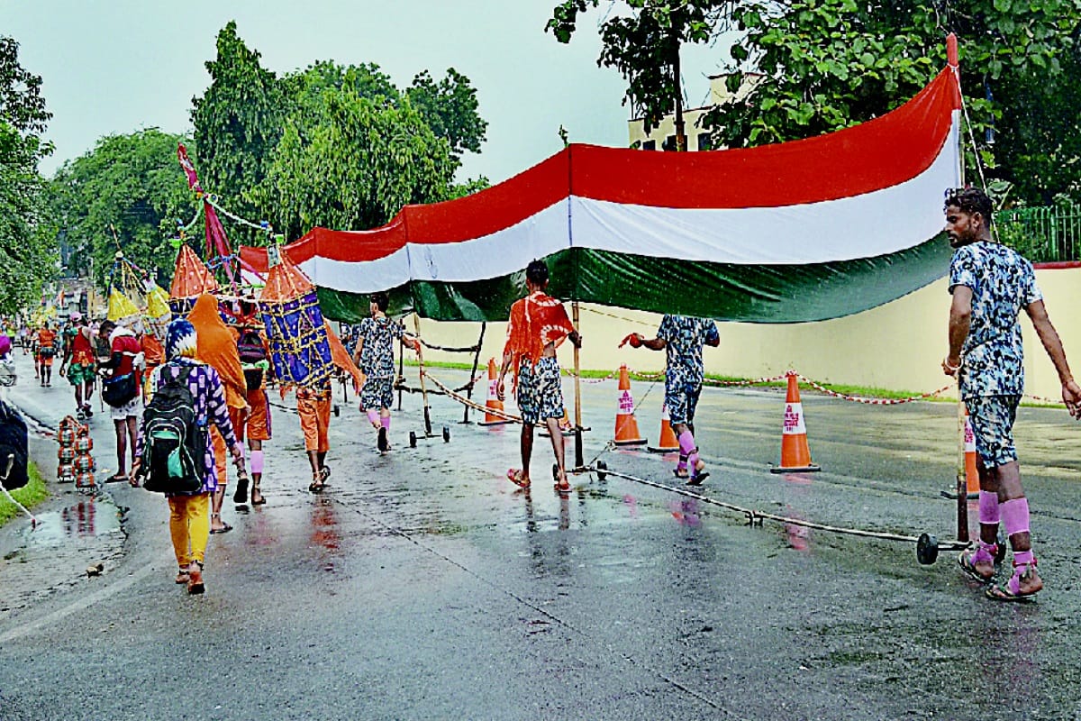 shivbhakt from Bulandshahr paying tribute to martyrs with 401 feet long tiranga kawad
