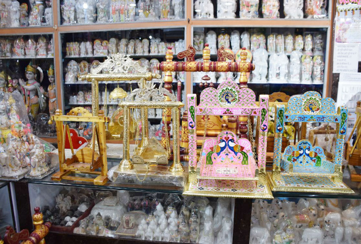 sawan 2019 people buying laddu gopal jhula for lord krishna in mathura