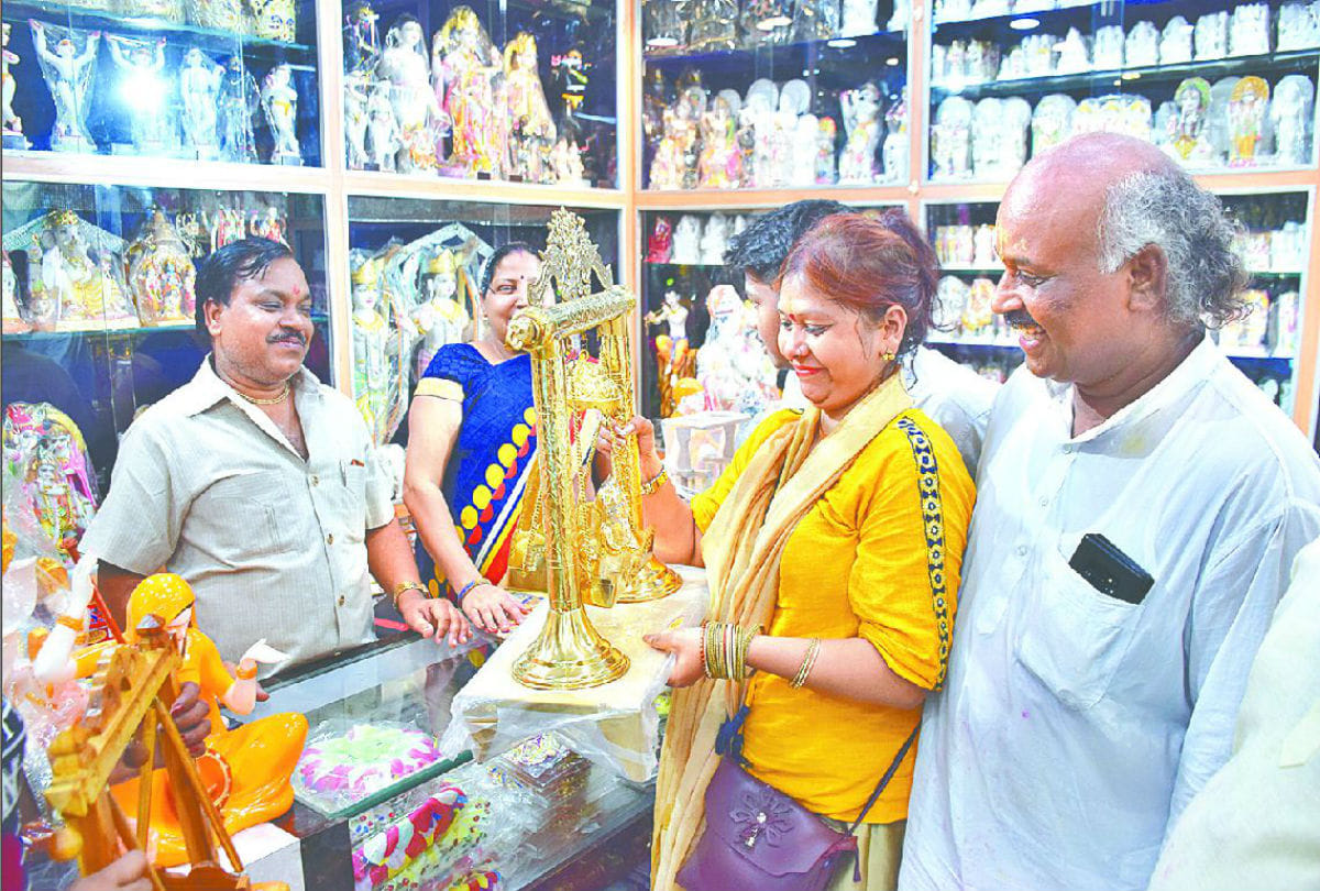 sawan 2019 people buying laddu gopal jhula for lord krishna in mathura
