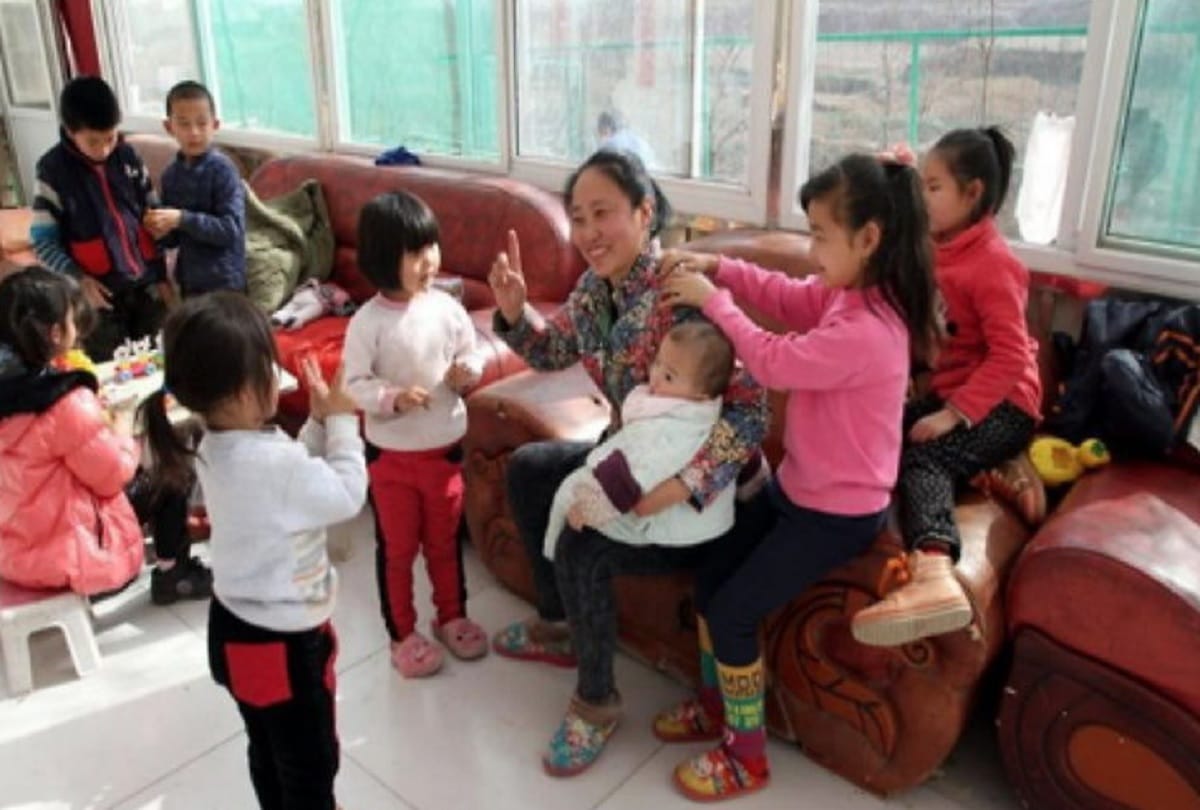 20-year sentence to Li Yanxia who adopts 118 children in China 