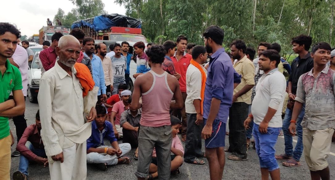 villagers bloch the road due to electricity cricess