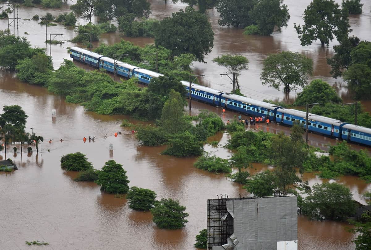 amitabh bachchan tweet on mahalaxmi express rescue operation