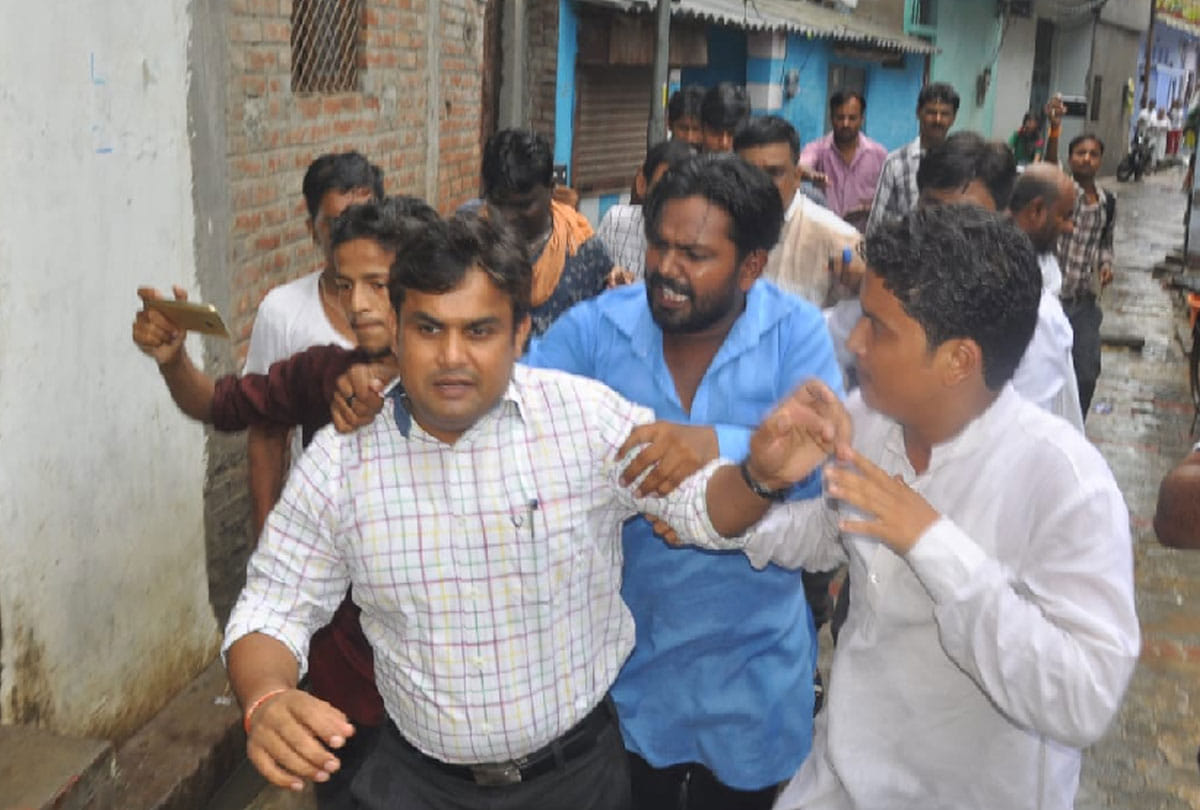 bjp councilor beat to Jal Nigam officers in front of District President