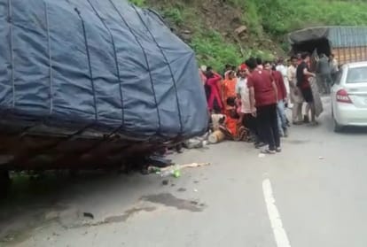 21 people injure truck overturned in Bilaspur Himachal Pradesh