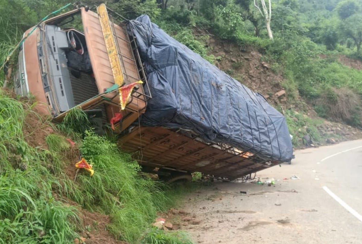 21 people injure truck overturned in Bilaspur Himachal Pradesh