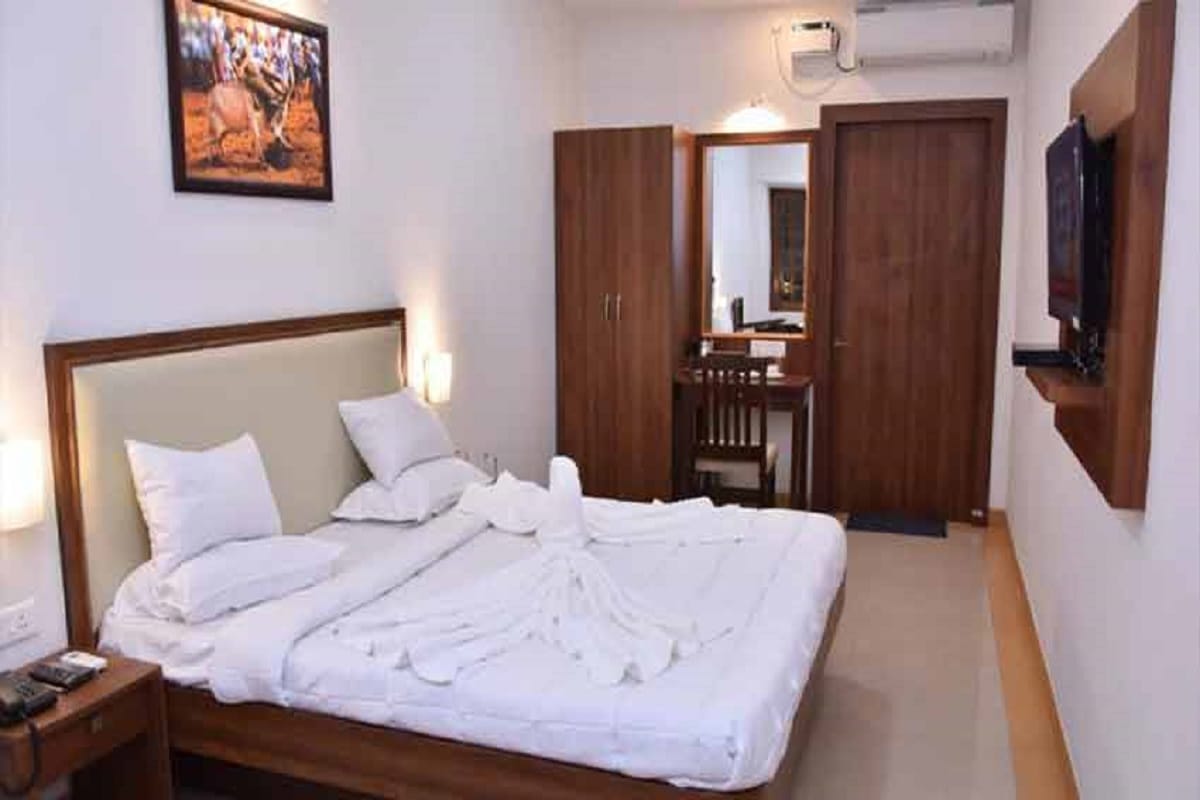 Husband Left Russian Wife In Guest House
