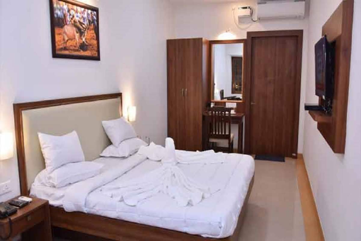 railway gives facility to book retiring room to passengers starting price 25 rupees