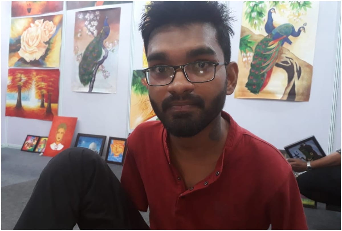 Inspirational Story: handicapped man Sunil Kumar makes painting by foot