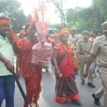 ताज पर गंगाजल चढ़ाने कांवड़ लेकर आई महिला