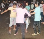 शामली शिवचौक पर छेडकानी के आरोपी की पिटाई करते युवतियां