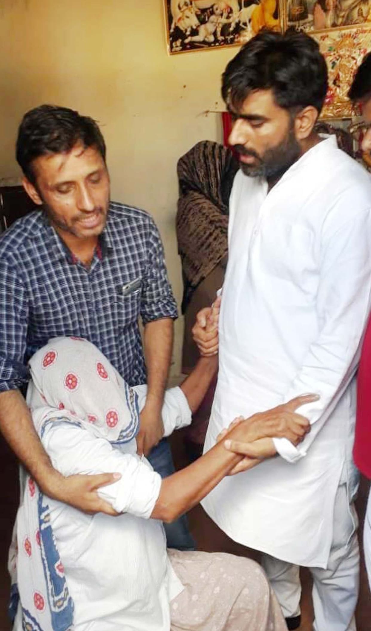 five lakh rupees gave to anit family