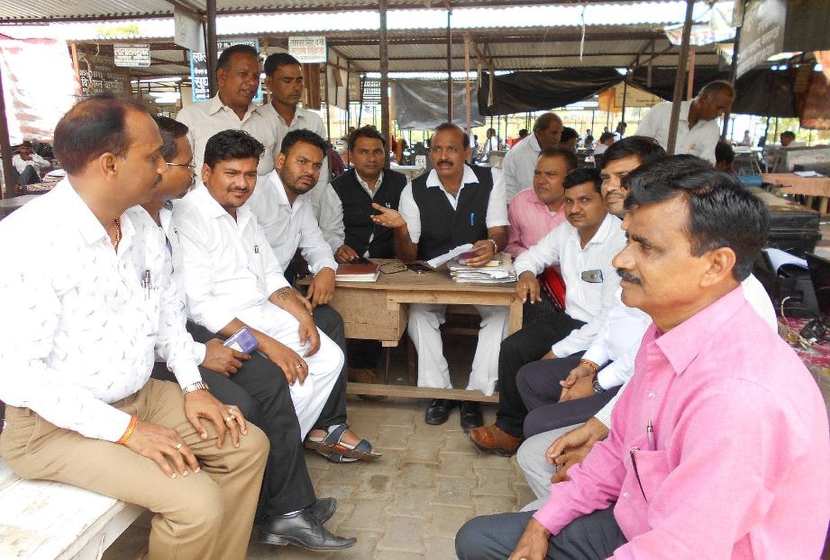 Lawyers Strike demands security and financial help to Darveh Yadav family