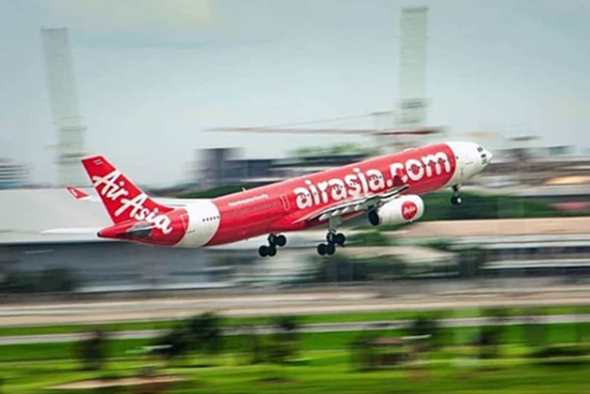 girlfriend and boyfriend misbehaved with flight attendant in airasia flight