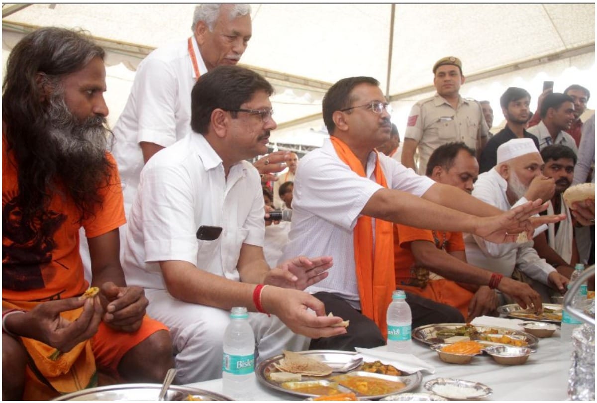 delhi kanwar yatra shows hindu muslim unity muslim mla service in kanwar camp jai shriram slogans
