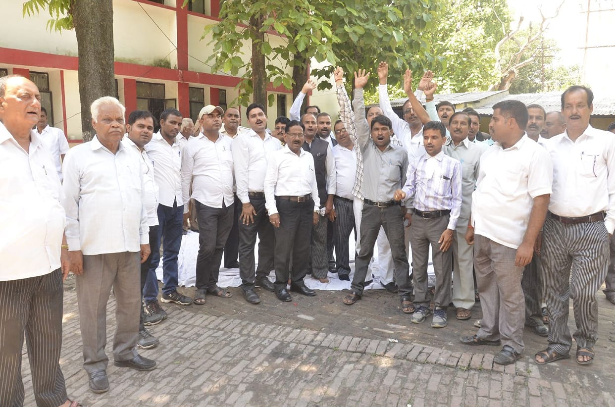 Lawyers protest against pending demands