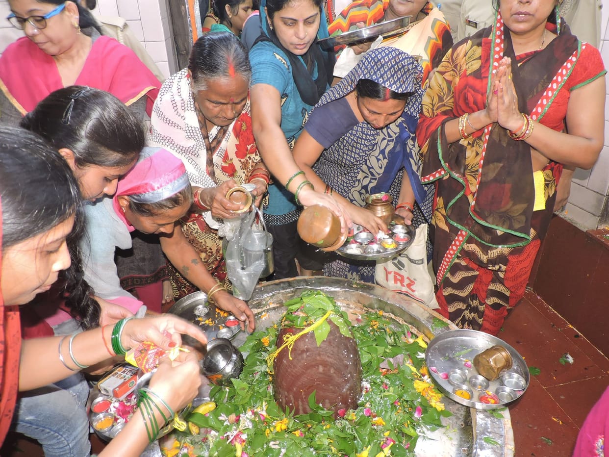 Devotees worship in pagoda
