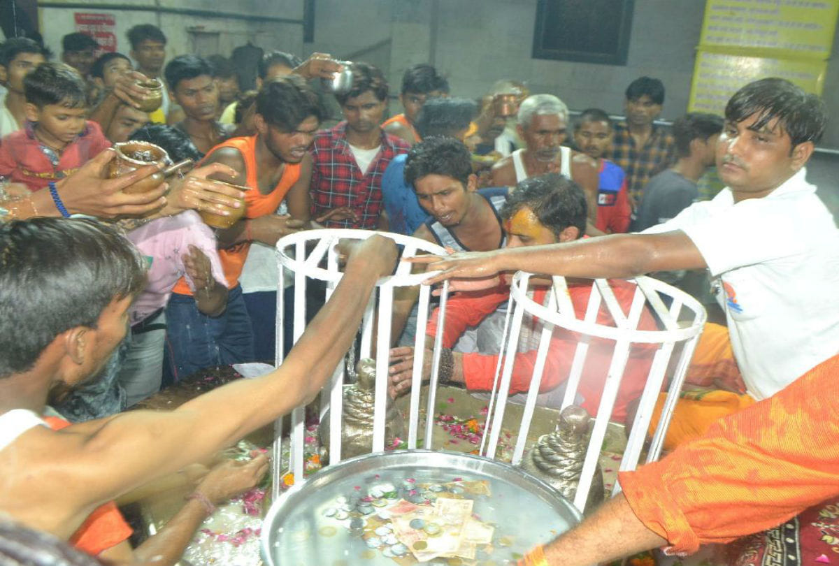 Sawan 2019 Devotees perform worship to Lord Shiva on Sawan ka Dusra Somvar in   Agra