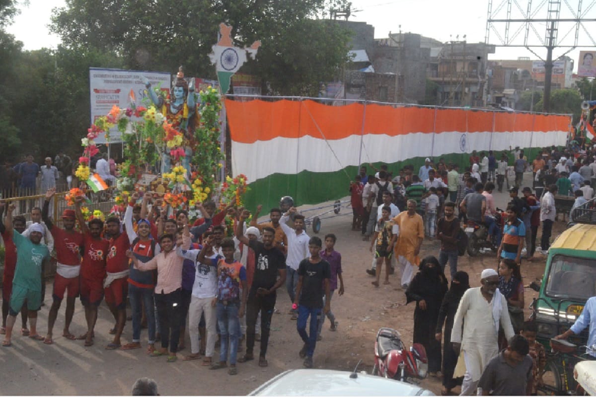 Many lakhs Kanwariyas entering to Pura Mahadev Temple of Baghpat