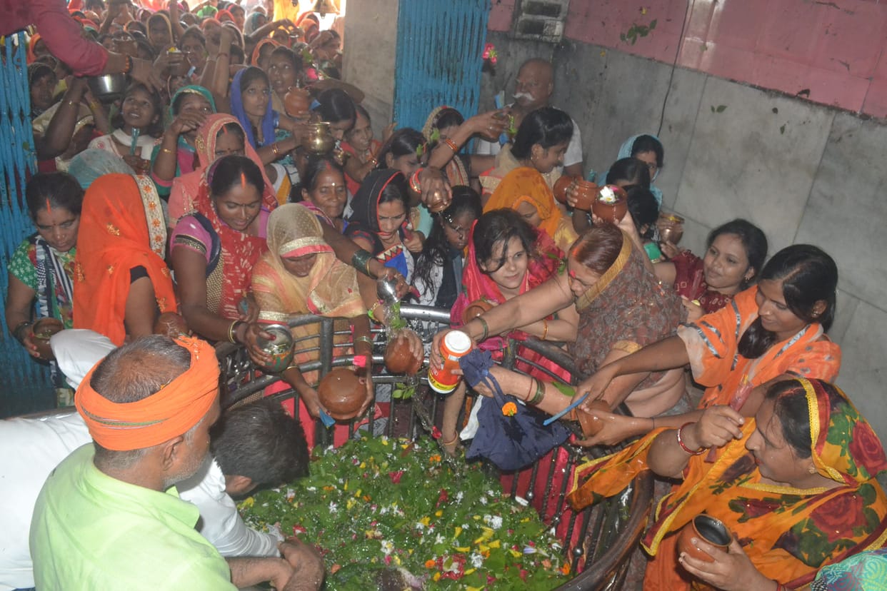 Many people come in Tameshwarnath Mandir