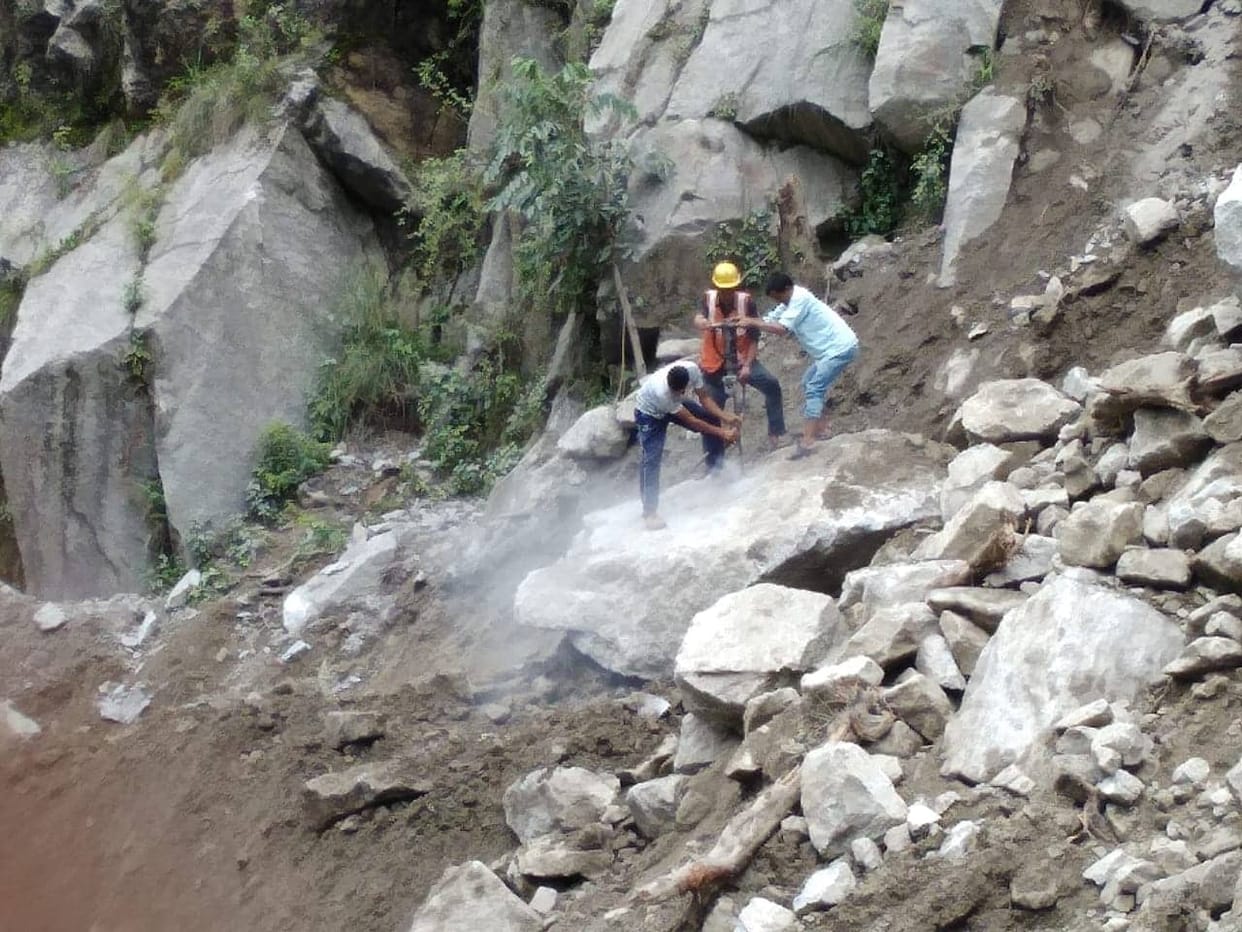 uttarakhand jauljibi munsyari road blocked due to landslide