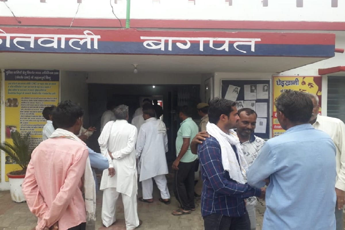 Panchayat in police station after love married of lover couple in Baghpat district