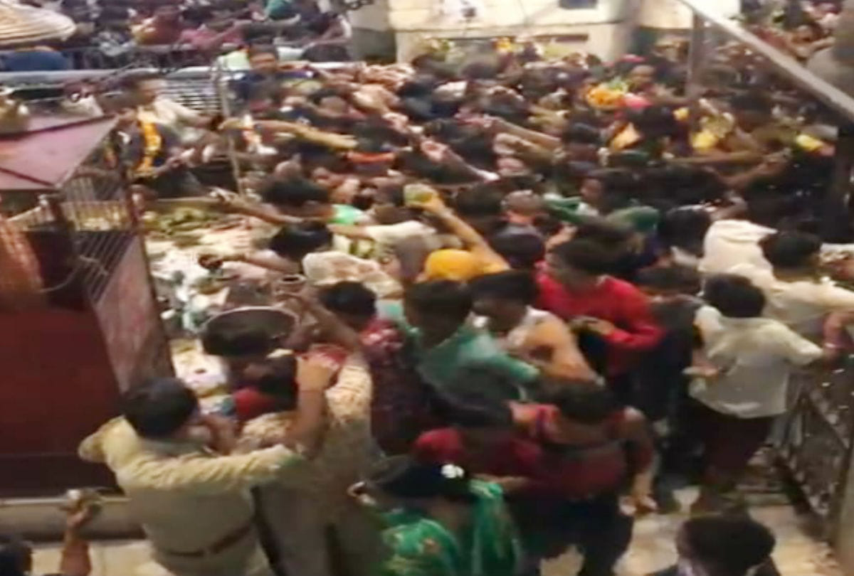 Sawan 2019 Devotees perform worship to Lord Shiva on Sawan ka Dusra Somvar in   Agra