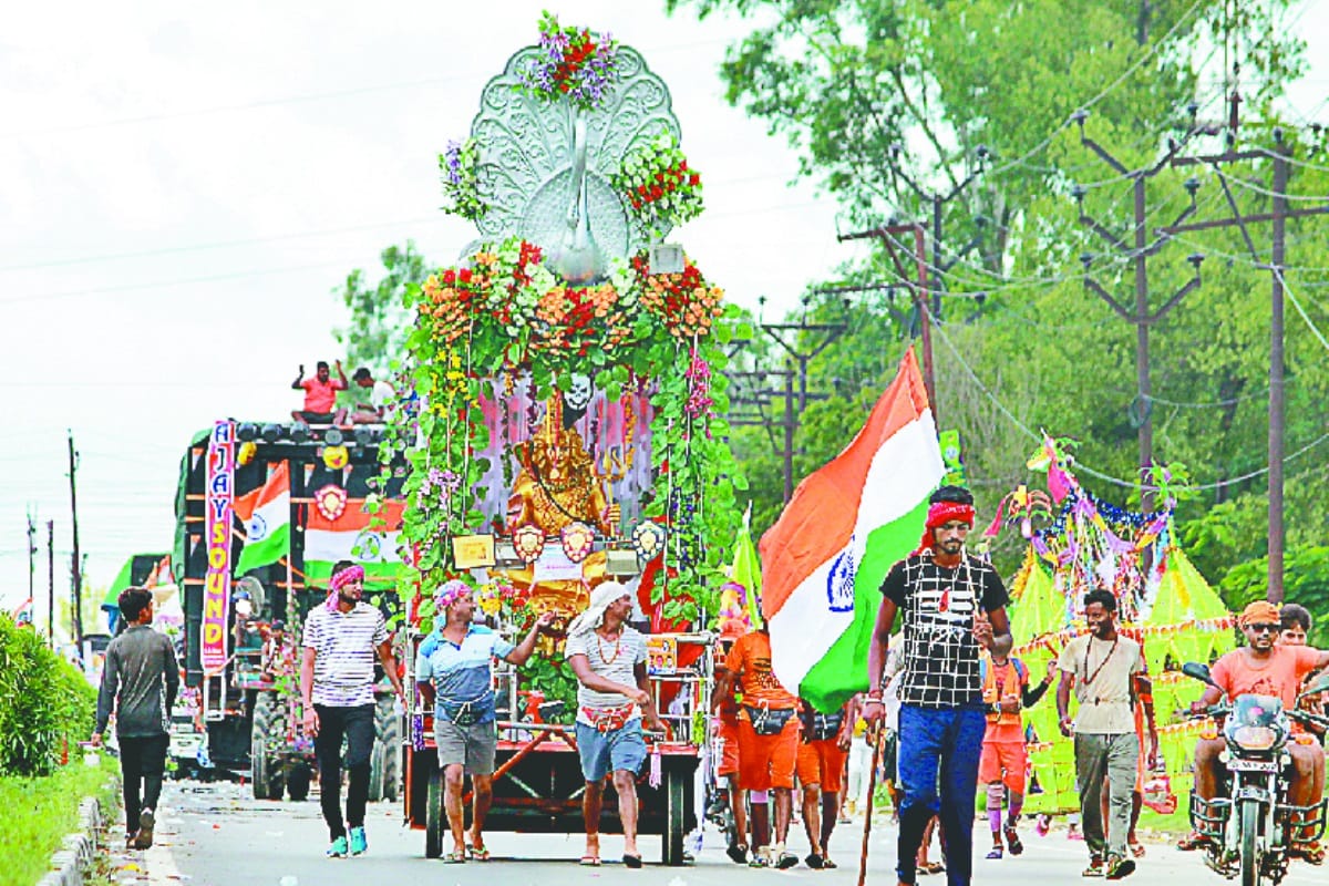 Kanwar Yatra 2019: shivbhakt brings Dak kawad on the last day of Mhashivratri