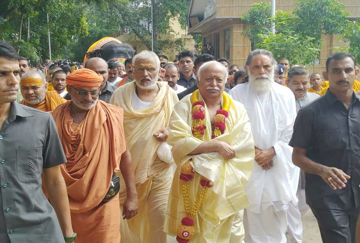 RSS Chief Mohan Bhagwat meet saints in Raman Reti Ashram vrindavan