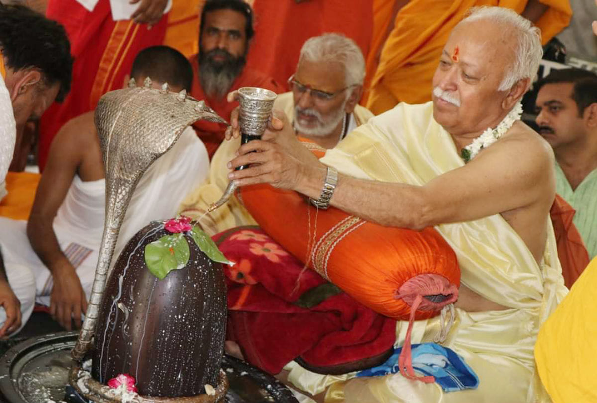 RSS Chief Mohan Bhagwat performs worship lord shiv in Raman Reti Ashram vrindavan