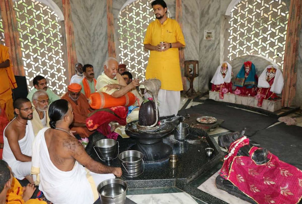 RSS Chief Mohan Bhagwat performs worship lord shiv in Raman Reti Ashram vrindavan