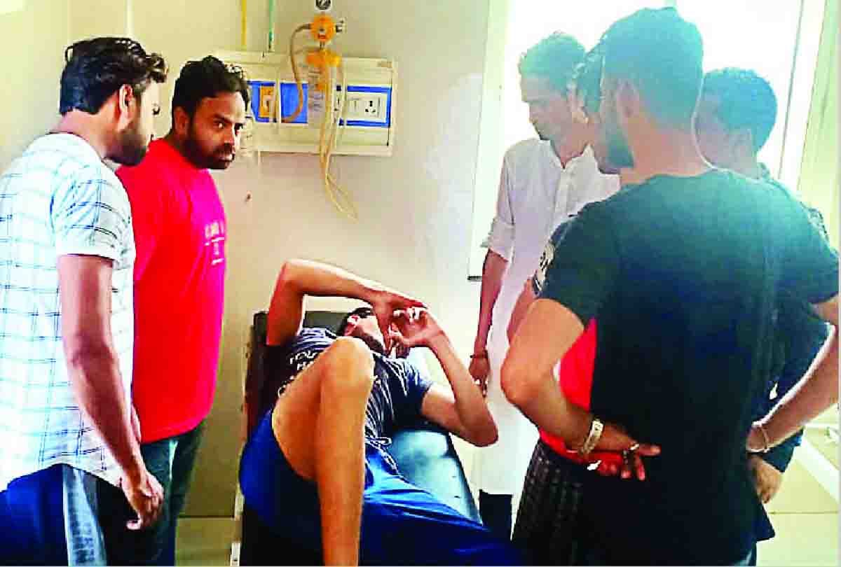 firing after Threat on whatsapp two people injured