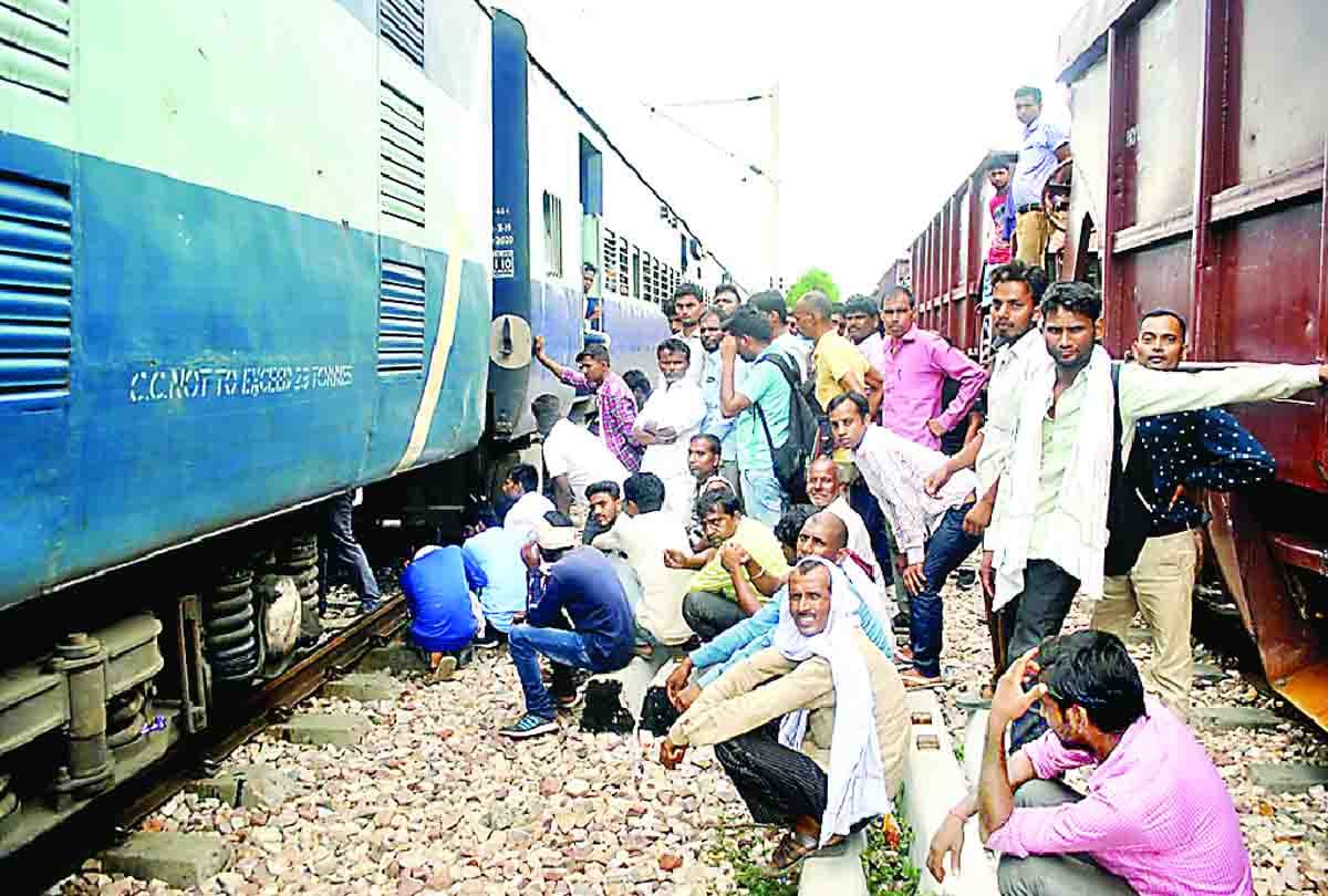 Snake seen in AC coach of Magadh Express, created panic among passengers, forest department started rescue ope