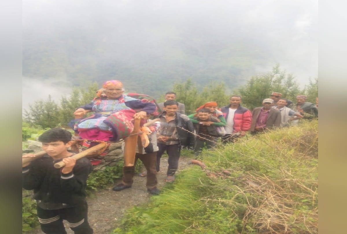 Woman carried on chair for 5 km onfoot during rain in kullu himachal