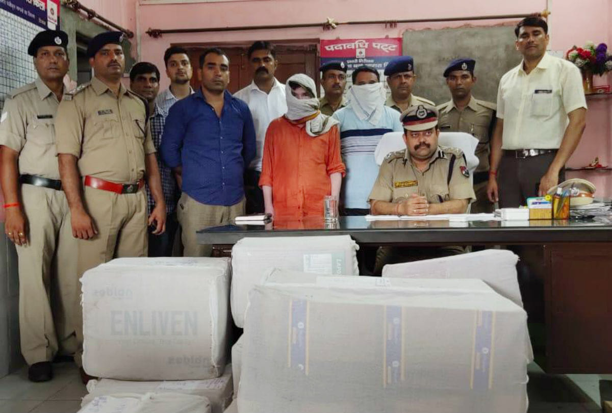 rpf agra arrests two young man for stolen train parasol