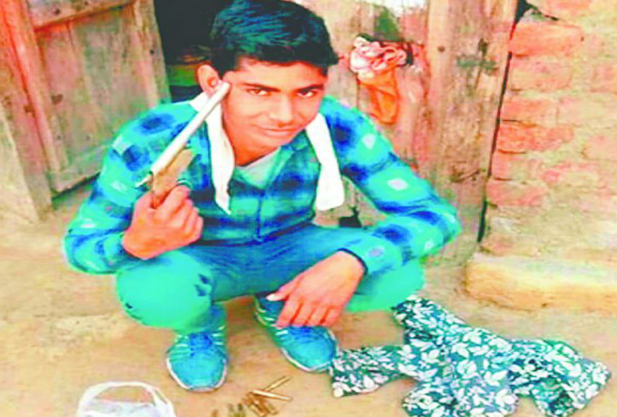 Youngman upload picture on facebook with Desi Tamancha and Bullet police arrest