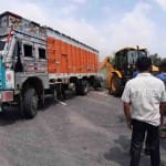 उन्नाव दुष्कर्म पीड़िता की कार इसी ट्रक में भिड़ी थी