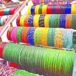 दुकान में सजी रंग बिरंगी चूड़ियां