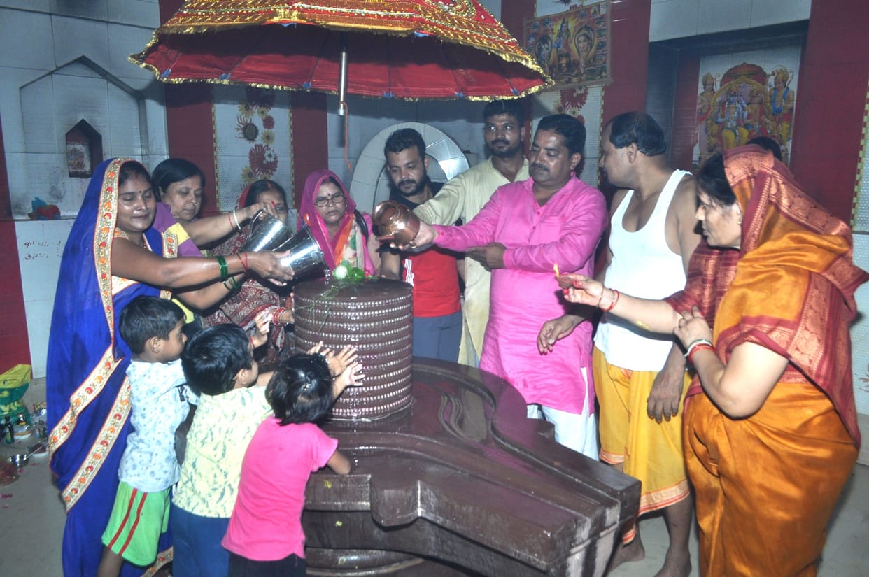 shiv temples were full of devotees on savan monday