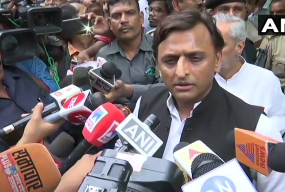 Akhilesh Yadav visits KGMU to meet unnao rape case victim.