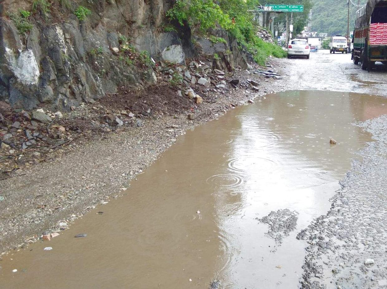 Pit pits in Karnprayag, trouble with water logging in roads