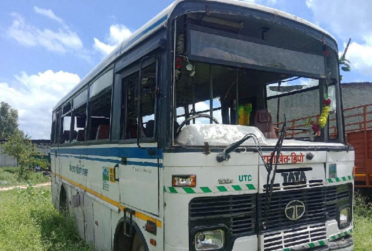 Roadways bus hits auto, Kanwariya injured, Moradabad, UP