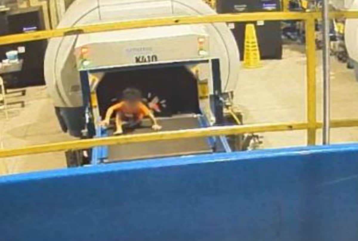 video viral of 2 years old children who play in baggage machine on hartsfield jackson airport