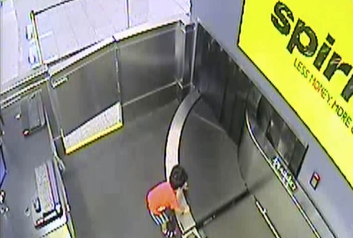 video viral of 2 years old children who play in baggage machine on hartsfield jackson airport