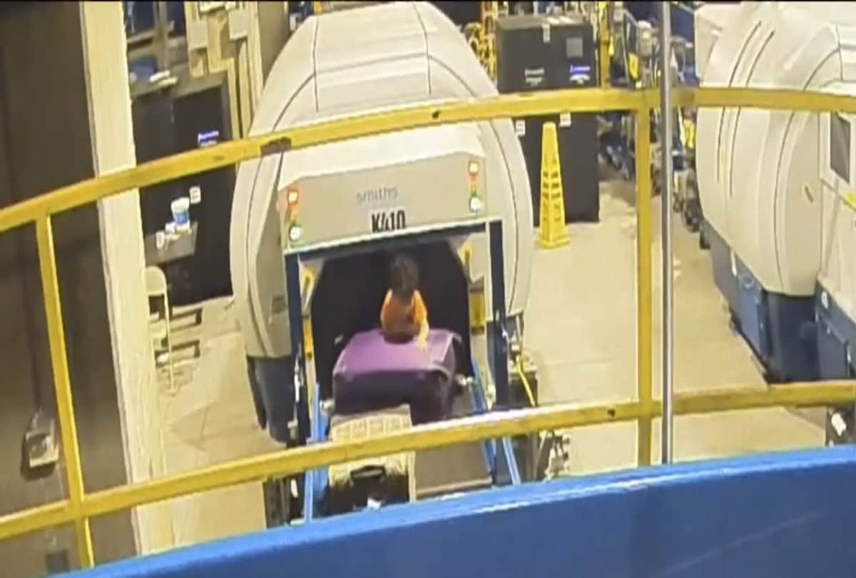 video viral of 2 years old children who play in baggage machine on hartsfield jackson airport