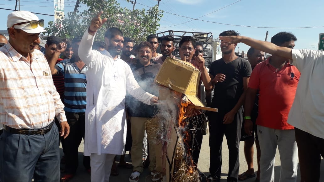 Blow the effigy of Mehbooba and Rashid